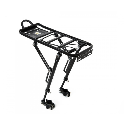 Задний багажник из алюминия черного цвета, с креплением к задним перьям. Рамка на пружине поможет закрепить небольшой легкий груз без дополнительных п